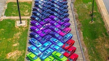 Bukan mobil mainan, ini sungguhan mobil yang disusun seperti tampilan game. (Foto: bored panda)