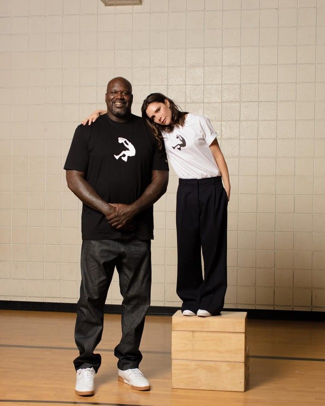  Victoria Beckham menggunakan celana bahan longgar hitam saat mempromosikan kolaborasinya dengan Reebok dan pebasket legendaris Shaquille ONeal. (Foto: Instagram/Victoria Beckham)