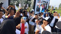 Jempol digoyang, Menteri BUMN Rini Soemarno joget dangdut diiringi lagu Jaran Goyang/Foto: Puti Aini Yasmin/detikFinance.