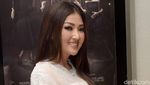 Tak Pakai Daster, Sarwendah Tampil Cantik dengan Gaun Putih