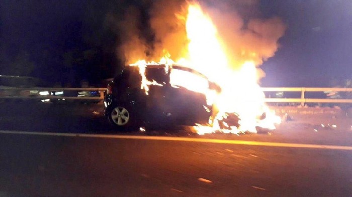 Mobil Terbakar di Tol Dalam Kota Tebet, Lalin Macet