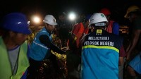 Sampai larut malam di Desa Teluk Hiri, dan dibantu penerangan dari motor warga setempat, Petugas PLN Kalselteng langsung menurunkan Material kelistrikan untuk melakukan pekerjaan di pagi harinya. Foto: Dok. PLN Kalselteng
