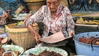 Ini adalah Mbah Lindu. Nenek berusia 97 tahun ini masih semangat membuat dan berjualan gudeg. Kalau mau bertemu dengan sosoknya, mampir saja ke Jalan Sosrowijayan, Kecamatan Gedong Tengen, Kota Yogyakarta. Foto: Instagram @pothil