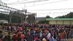 Disambangi Menhub, Ini Suasana Stasiun Duri Penuh Sesak Penumpang