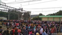 Tampak para penumpnang melintasi rel, menyeberang ke arah peron Stasiun Duri. Foto: Hendra Kusuma/detikFinance