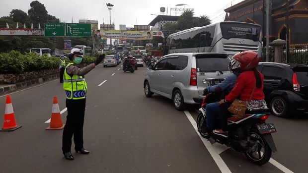 Petugas mengatur lalin di kawasan Puncak Bogor