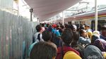 Disambangi Menhub, Ini Suasana Stasiun Duri Penuh Sesak Penumpang