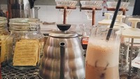 Segelas es kopi ini terlihat sangat menggugah selera. Hmm enaknya minum ini sambil ngemil makanan gurih! Foto: Instagram @rizashahab