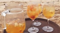 Bukan kopi, melainkan mocktail yang terlihat sangat segar. Ditambah dengan pemandangan indah pantai Bali. Foto: Instagram @rizashahab
