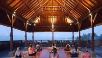 Di pagi harinya mereka yoga dan meditasi di Candi Beach Resort Spa yang berada di tepi pantai Karangasem, Bali. (anindyakputri/Instagram)