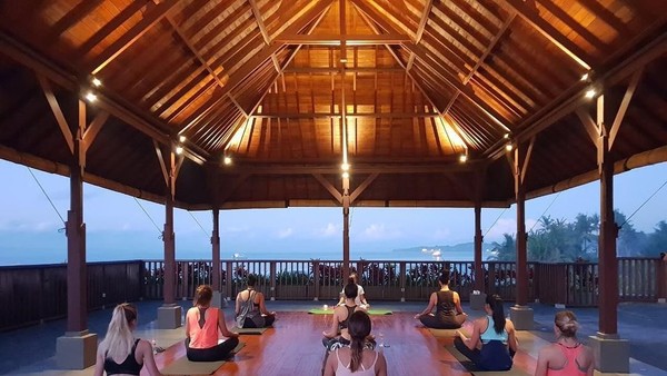 Di pagi harinya mereka yoga dan meditasi di Candi Beach Resort Spa yang berada di tepi pantai Karangasem, Bali. (anindyakputri/Instagram) Di pagi harinya mereka yoga dan meditasi di Candi Beach Resort Spa yang berada di tepi pantai Karangasem, Bali. (anindyakputri/Instagram)