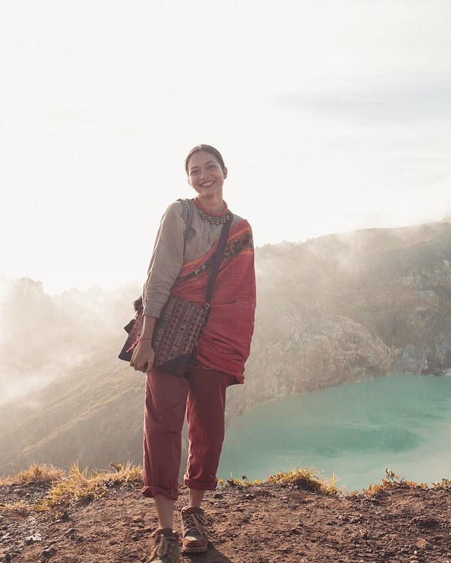 Dipadu dengan boots, gaya etnik Putri Marino semakin unik. (Foto: Instagram/Putri Marino)
