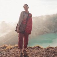 Dipadu dengan boots, gaya etnik Putri Marino semakin unik. (Foto: Instagram/Putri Marino)