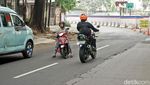 Foto: Aksi Nekat Pengendara Lawan Arah di Jalan DI Panjaitan