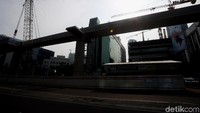 Alat berat terus bekerja membangun lintasan LRT Jabodebek.