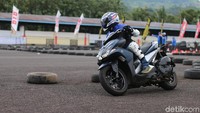 Aerox 155 yang tengah naik daun jadi magnet yang sukses mencuri perhatian lebih. Terlebih karena Yamaha menyediakan trek khusus untuk fun riding competition. Foto: Yamaha