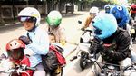 Pengendara Berhelm Elmo Jalan-jalan di Jakarta