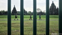 Peserta melintas di kompleks candi.