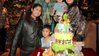 Di depan kue ulang tahun keren, Annisa bersama suami dan putrinya merayakan ulang tahun Sakti. Keluarga Yudhoyono terlihat kompak ya? Foto: Instagram annisayudhoyono