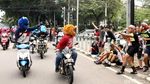 Pengendara Berhelm Elmo Jalan-jalan di Jakarta