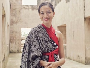 Putri Marino dan Buku Kumpulan Puisinya yang Jadi Trending di Google