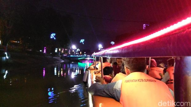 Setelah ada lampion, hiburan yang lain adalah pertunjukan seni musik