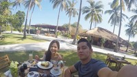 Lagi di Gili Trawangan, Lombok terlihat Samuel dan Franda sedang menikmati sarapan. Wah, asyik ya jalan-jalan sambil sarapan enak! Foto: Instagram @samuel_zylgwyn