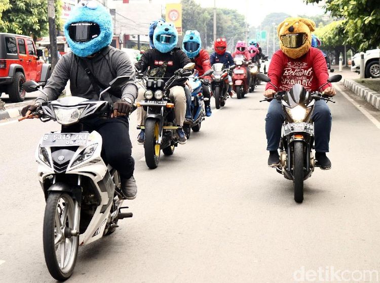 Pengendara Berhelm Elmo Jalan-jalan di Jakarta
