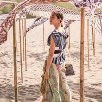 Berpose di tengah deretan kain tradisional, Putri Marino memesona dalam balutan busana bergaya etnik kontemporer. (Foto: Instagram/Putri Marino)