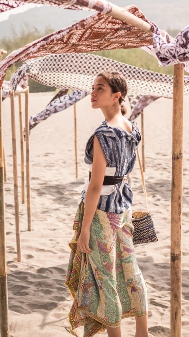 Berpose di tengah deretan kain tradisional, Putri Marino memesona dalam balutan busana bergaya etnik kontemporer. (Foto: Instagram/Putri Marino)