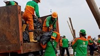 Pihaknya juga mengerahkan tiga alat berat di lokasi dan beberapa truk pengangkut sampah. Kita kerahkan alat berat, truk sampah, ribuan katung kantong sampah, dan pembagian sarung tangan, tambah dia. (Foto: Eva Safitri/detikcom)