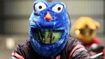 Pengendara Berhelm Elmo Jalan-jalan di Jakarta