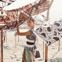 Aktris Putri Marino suka bergaya kekinian dengan sentuhan etnik. Terbukti, hampir semua unggahan di Instagram dipenuhi foto-foto dirinya berbalut busana berbahan kain-kain etnik. (Foto: Instagram/Putri Marino)