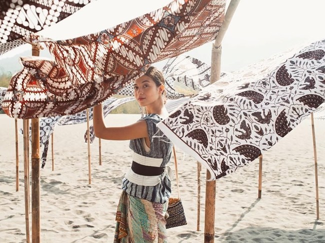 Aktris Putri Marino suka bergaya kekinian dengan sentuhan etnik. Terbukti, hampir semua unggahan di Instagram dipenuhi foto-foto dirinya berbalut busana berbahan kain-kain etnik. (Foto: Instagram/Putri Marino)