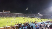 Baku hantam tak bisa dihindari antara petugas keamanan dengan suporter/Foto: Muhammad Aminudin