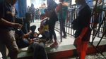 Foto: Kerusuhan Suporter Saat Injury Time Laga Arema vs Persib