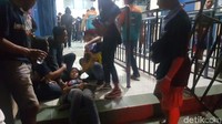 Tembakan gas air mata di letupkan untuk mencegah kisruh lebih panjang/Foto: Muhammad Aminudin