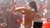 Tiga penari erotis di Pantai Kartini, Jepara, kini menjadi tersangka. Polres Jepara masih terus mendalami kasus tersebut dengan memeriksa sejumlah saksi. Ketiga penari tersebut menyerahkan diri ke polisi pagi tadi dengan diantar oleh seorang agen berinisial E atau mami.  (Dok. Screenshot video yang beredar)