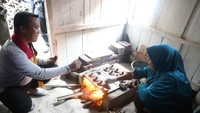 Di Pulau Pisang kamu juga isa melihat tempat pembuatan kain tenun Tapisdan pembuatan serabi. (Mercy Raya/detikTravel)