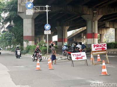 Foto: Aksi Nekat Pengendara Lawan Arah di Jalan DI Panjaitan