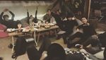 Lihat Kerennya Gaya Ariel Noah Saat Makan dan Nongkrong Bareng Teman