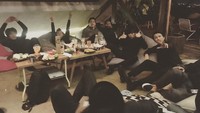 Bersama para musisi asal Bandung lainnya, Ariel mengunggah momen ngumpul bareng ini sambil makan dan ngopi bersama. Foto: Instagram @ariel_inst