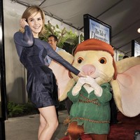 Beranjak remaja, aktris kelahiran Paris, Prancis, ini mulai berani berbusana menantang. Ia memakai mini dress lengan panjang abu-abu saat menghadiri premier The Tale of Despereaux di Los Angeles, California, AS, 2008 lalu. (Foto: Getty Images)