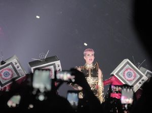 Cahaya Menyilaukan Katy Perry di Witness Tour