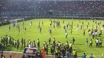 Foto: Kerusuhan Suporter Saat Injury Time Laga Arema vs Persib