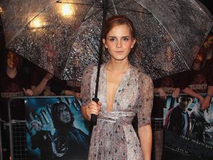Emma Watson Tampil Seksi Pakai Kostum Wonder Woman di Ultah J.K Rowling
