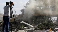 Serangan AS beserta sekutunya, Inggris dan Prancis, masih menyisakan asap di Distrik Barzah, Damaskus, Suriah. (Foto: (LOUAI BESHARA/AFP)
