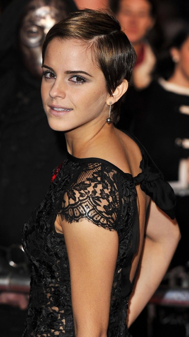 Tak hanya pakaian, Emma Watson juga tak takut untuk mengeksplorasi gaya rambut. Ia bahkan berani memotong rambut panjangnya menjadi pendek seperti pria. (Foto: Getty Images)