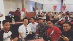 Lihat Kerennya Gaya Ariel Noah Saat Makan dan Nongkrong Bareng Teman