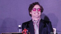 Wah, gaya Robert Downey Jr, benar-benar mirip dengan Tony Stark, ya? Foto: Asep/detikHOT